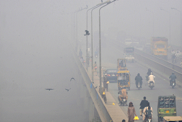 Polluted smog covers Pakistan`s city of Lahore 